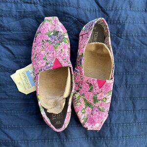 Tom’s pink floral flats size 6